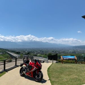 山梨県笛吹市花鳥山展望台にてwith CBR650R