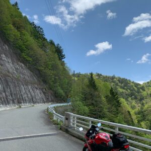 視界が抜け、走りやすい1.5車線の野麦カエデ街道のロード風景④