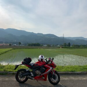 塩沢石内IC近くの魚野の里に隣接する水田にてwith CBR650R