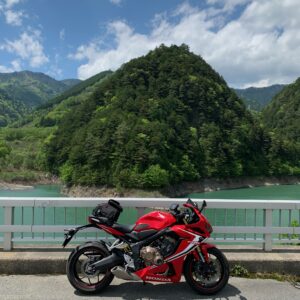 奥木曽湖の最北エリアに架かる橋にてwith CBR650R③