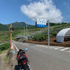 東山広域農道フルーツラインの看板にてwith CBR650R