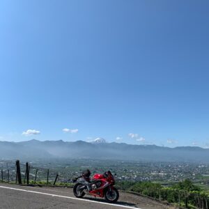 甲府盆地の彼方に顔を出す富士山とCBR650R