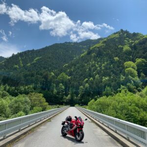 奥木曽湖の最北エリアに架かる橋にてwith CBR650R④