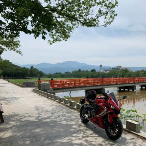 上越市・高田城址公園を囲む蓮の池に架かる紅い橋とCBR650R