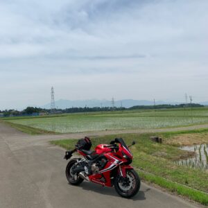 北信五岳をバックにするCBR650R