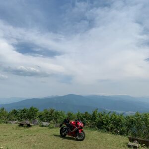 関田峠から長野側のロード脇スペースにてwith CBR650R