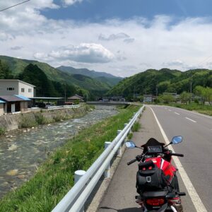 笹川沿いを走る快走路r26with CBR650R