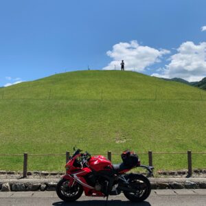 山梨県笛吹市の八代ふるさと公園の緑の古墳with CBR650R