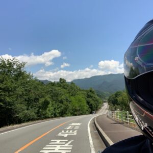 山梨県甲斐市の高台を走る気持ちいいロードにて