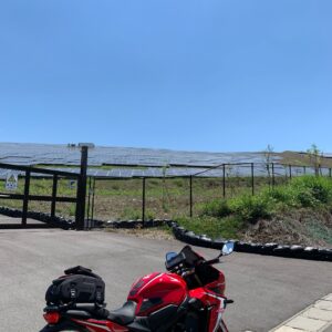 山梨県甲斐市の高台を走る気持ちいいロード沿いのメガソーラーにて