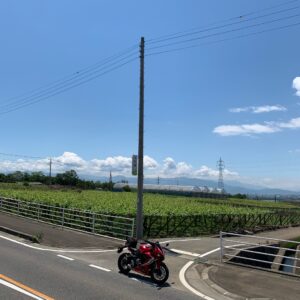 山梨県甲斐市の高台を走る気持ちいいロード沿いのフルーツ畑にてwith CBR650R