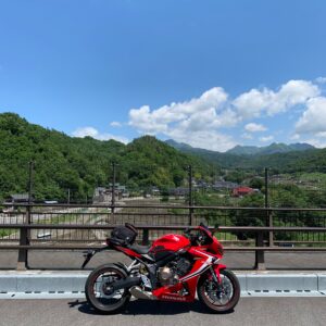 山梨県甲斐市の山麓を走るロードにてwith CBR650R