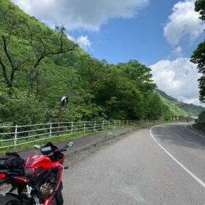 緑濃い山間部に入っていくR361のロード風景