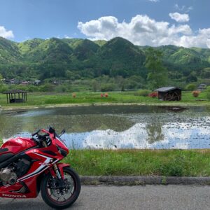 鮮やかな緑が続くR361・開田高原エリアの水鏡にてwith CBR650R