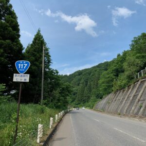 長野県飯山市の千曲川沿いを走るR117にて
