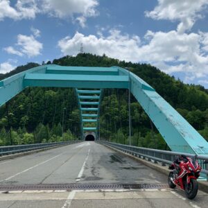 高根乗鞍湖に架かる高根大橋にてwith CBR650R②