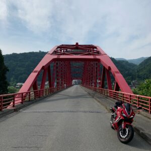 長野県飯山市千曲川に架かる風情ある紅い鉄橋と CBR650R