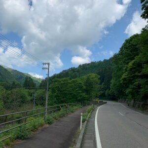 緑濃い山間部に入っていくR361のロード風景