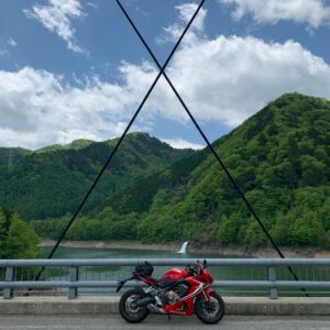 高根乗鞍湖に架かる高根大橋にてwith CBR650R