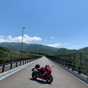 山梨県甲斐市の名もなき爽快風景の橋にてwith CBR650R
