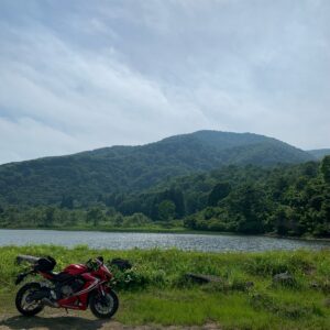 関田峠を信州側に降った場所にある田茂木池にてwithCBR650R