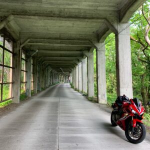 長野県飯山市の千曲川沿いを走るR408のスノーシェッドとCBR650R