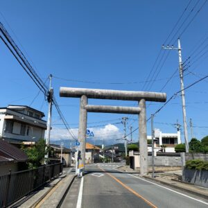 武田神社手前の大鳥居にて