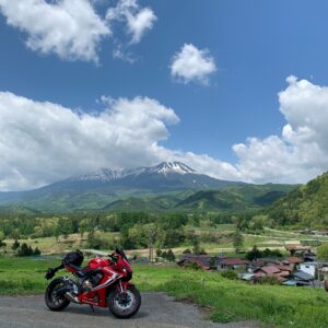 集落が映る御嶽山風景とCBR650R