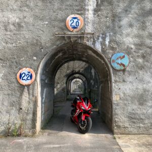 レトロ&ユニークな西大滝ダム上のトンネルにてwith CBR650R