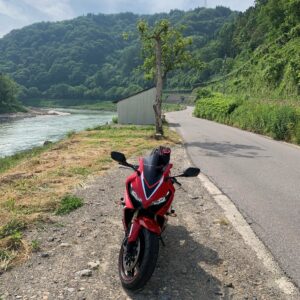 長野飯山市千曲川沿いを走るr408にてwith CBR650R