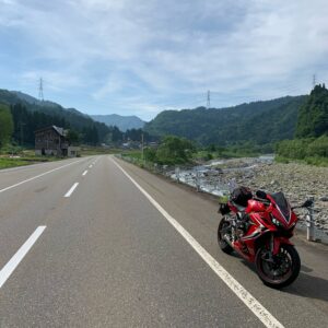 R353のスノーシェッドの合間の爽快ロードwith CBR650R