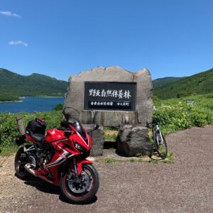 野反峠休憩舎の記念碑より野反湖を眺めるwith CBR650R