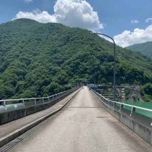 大町ダム上の風景にて