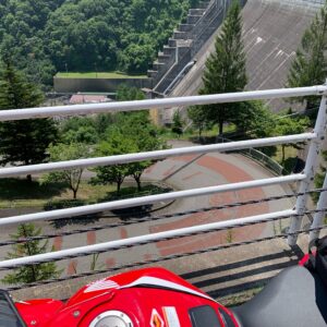 大町ダムへ駆け上がってきたロード風景