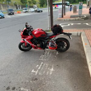 帰路の上信越道・東部湯ノ丸SAにてCBR650R1台のみの駐輪場にて