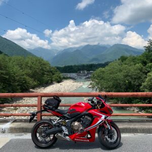 高瀬川に架かる橋より北アルプス方面を望むwith CBR650R
