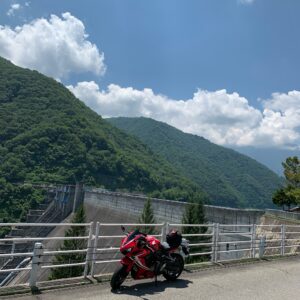 大町ダム全景とCBR650R