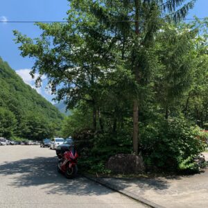 七倉山荘入口付近の木陰にてwith CBR650R