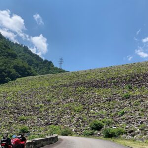 圧巻のロックフィルダム「七倉ダム」を見上げる