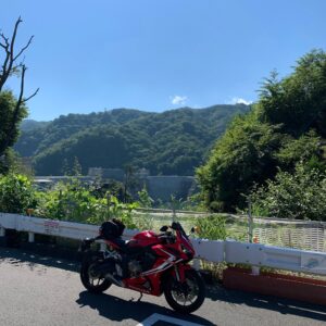 やんば見放台手前のポイントから八ッ場ダムを眺めるwith CBR650R