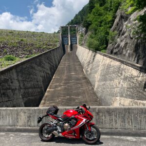 七倉ダムの放水路の上に収まるCBR650R