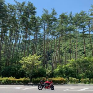サントリー天然水　北アルプス信濃の森工場周辺の木々とCBR650R