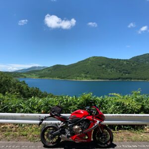 夏の緑に囲まれた碧い野反湖とCBR650R②