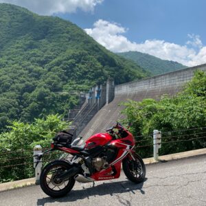 大町ダムへ登っていくCBR650R