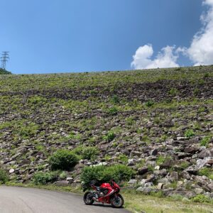 圧巻のロックフィルダム「七倉ダム」を見上げるwith CBR650R