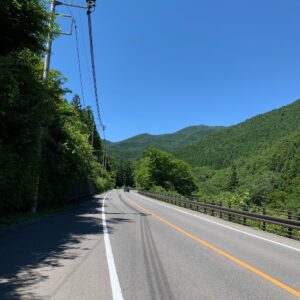 伸びやかな2車線の爽快ロード・R353にて