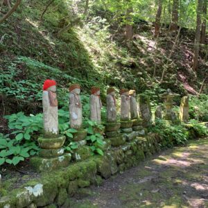 微妙橋に続くお地蔵さんたちの列