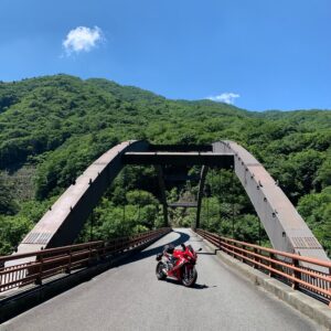 奥四万湖最北に架かる赤沢橋にてwith CBR650R②