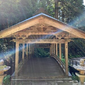 微妙橋を渡る風景