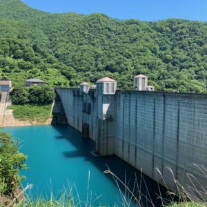 碧い奥四万湖と四万川ダムの眺め